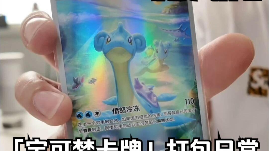 一位卡牌玩家的手部特寫,桌面上散落並堆疊著成百上千張分類中的寶可夢實體卡片,呈現出卡牌愛好者在真實生活中整理「大量低價卡/普卡」或進行卡組構築的混亂且真實的場景。(圖片出處:https://www.bilibili.com/video/BV1BtdzYpEr6/)